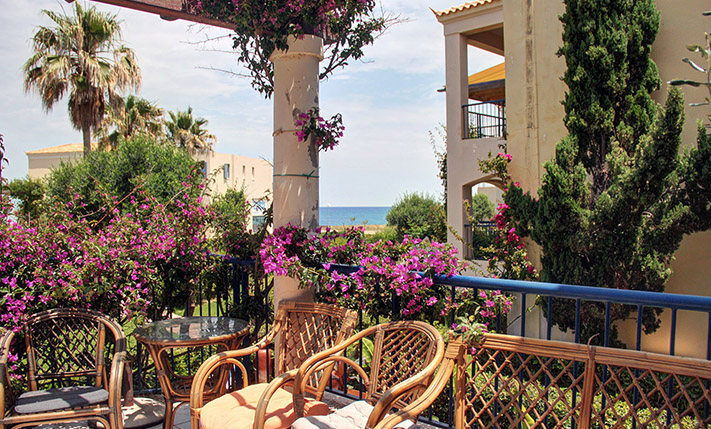 GROUND LEVEL APT WITH GARDEN NEXT TO THE BEACH