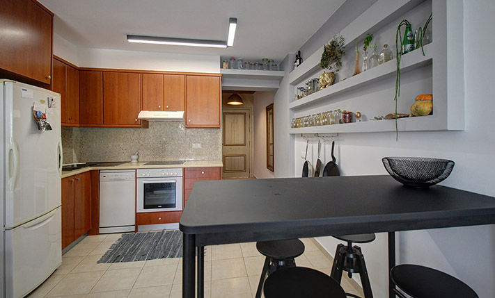 ΙΣΟΓΕΙΟ ΜΕ ΚΗΠΟ ΔΙΠΛΑ ΣΤΗ ΘΑΛΑΣΣΑ