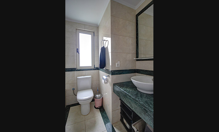 GROUND LEVEL APT WITH GARDEN NEXT TO THE BEACH