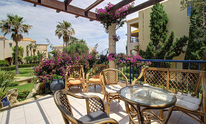 GROUND LEVEL APT WITH GARDEN NEXT TO THE BEACH