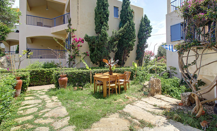 ΙΣΟΓΕΙΟ ΜΕ ΚΗΠΟ ΔΙΠΛΑ ΣΤΗ ΘΑΛΑΣΣΑ