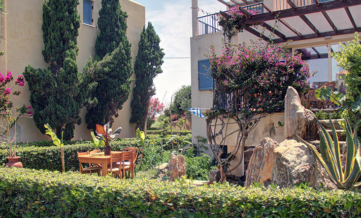 GROUND LEVEL APT WITH GARDEN NEXT TO THE BEACH