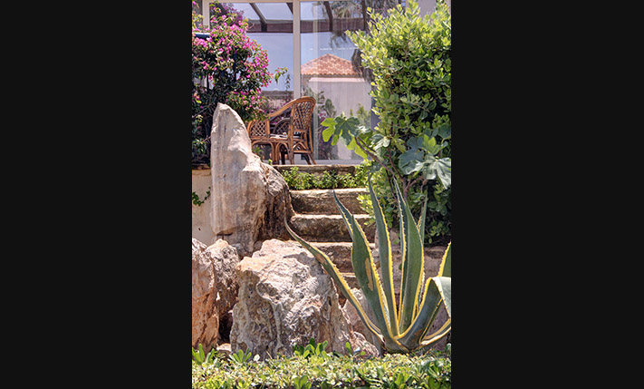 GROUND LEVEL APT WITH GARDEN NEXT TO THE BEACH