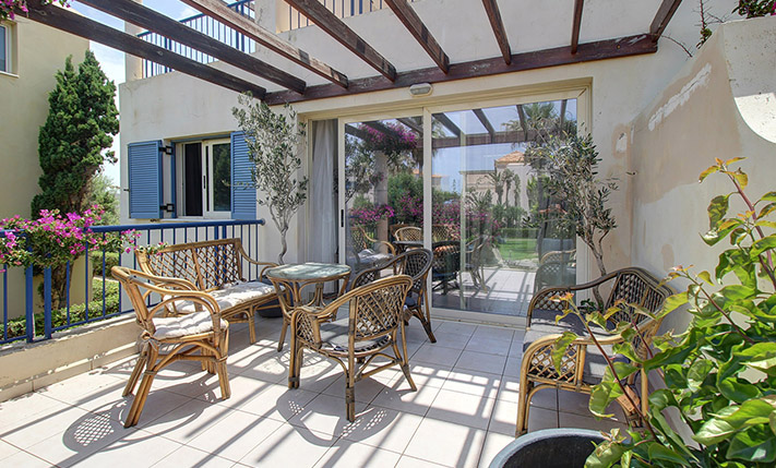 GROUND LEVEL APT WITH GARDEN NEXT TO THE BEACH