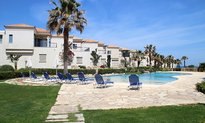 GROUND LEVEL APT WITH GARDEN NEXT TO THE BEACH