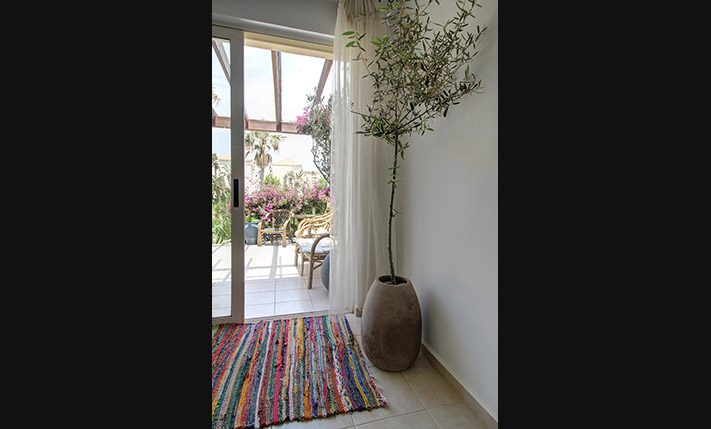 GROUND LEVEL APT WITH GARDEN NEXT TO THE BEACH