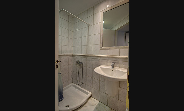 LUXURIOUS BASEMENT WITH GARDEN NEAR THE BEACH