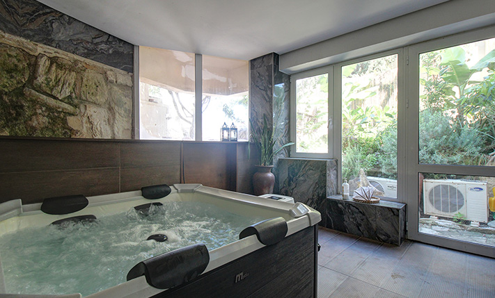 LUXURIOUS BASEMENT WITH GARDEN NEAR THE BEACH