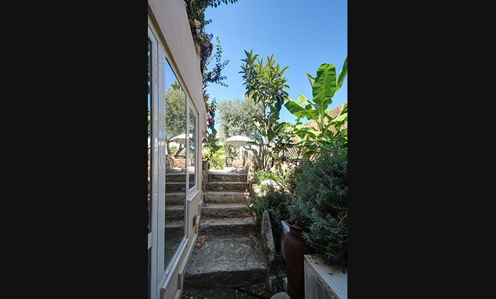 LUXURIOUS BASEMENT WITH GARDEN NEAR THE BEACH