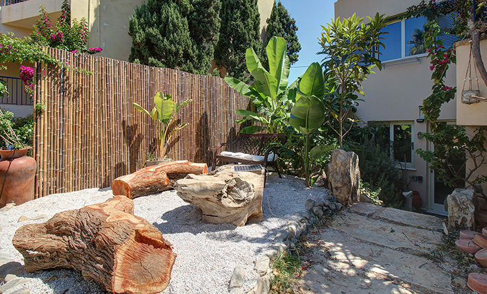 LUXURIOUS BASEMENT WITH GARDEN NEAR THE BEACH