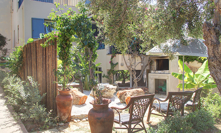 LUXURIOUS BASEMENT WITH GARDEN NEAR THE BEACH