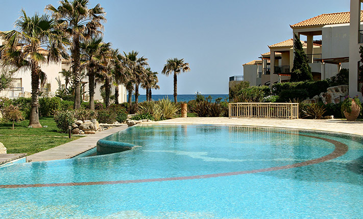 LUXURIOUS BASEMENT WITH GARDEN NEAR THE BEACH