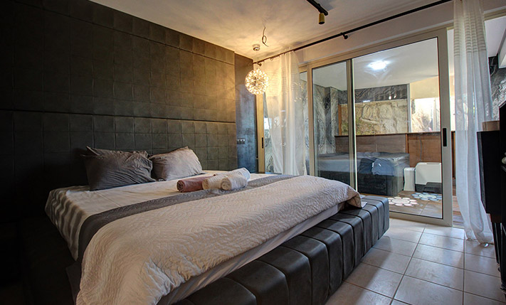 LUXURIOUS BASEMENT WITH GARDEN NEAR THE BEACH