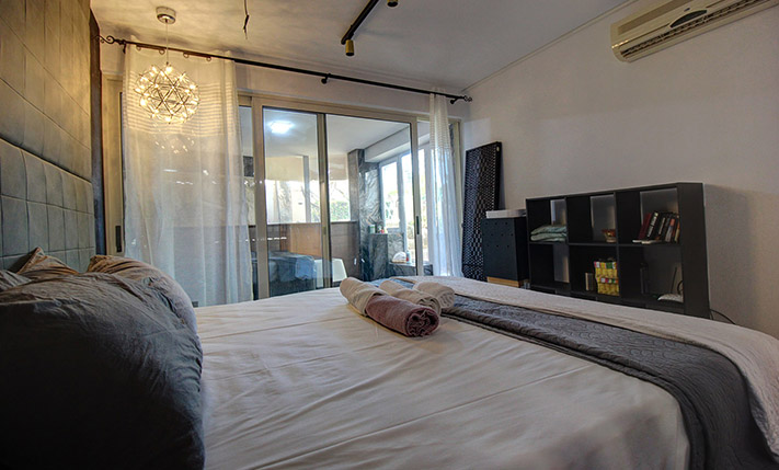 LUXURIOUS BASEMENT WITH GARDEN NEAR THE BEACH