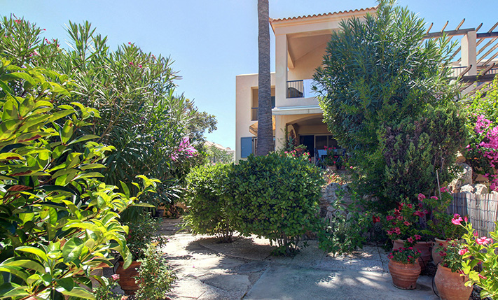 SELF-CONTAINED WITH PRIVATE GARDEN NEAR THE BEACH