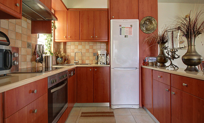 SELF-CONTAINED WITH PRIVATE GARDEN NEAR THE BEACH