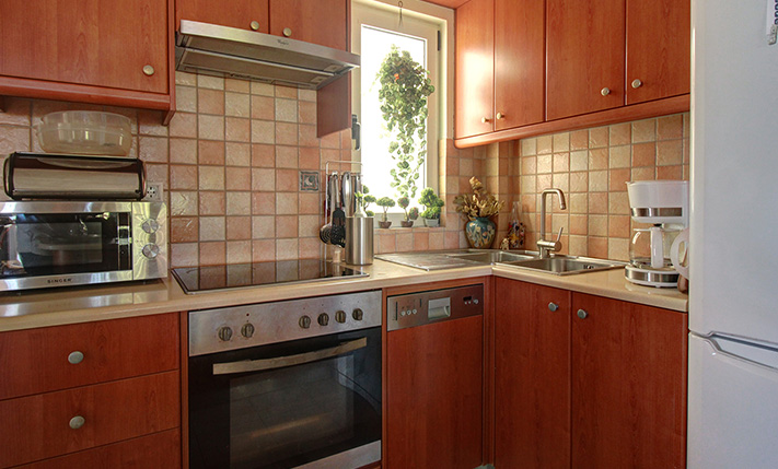 SELF-CONTAINED WITH PRIVATE GARDEN NEAR THE BEACH