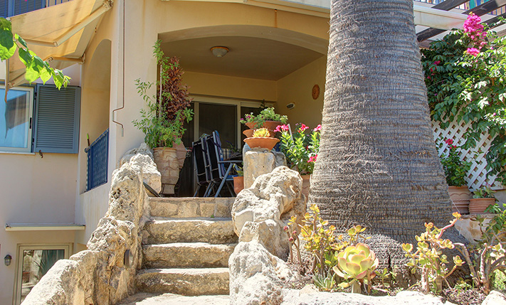 SELF-CONTAINED WITH PRIVATE GARDEN NEAR THE BEACH