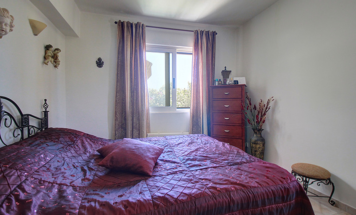 SELF-CONTAINED WITH PRIVATE GARDEN NEAR THE BEACH