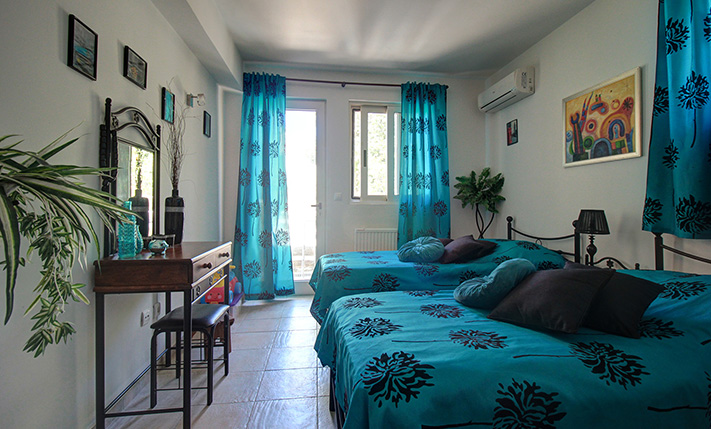 SELF-CONTAINED WITH PRIVATE GARDEN NEAR THE BEACH