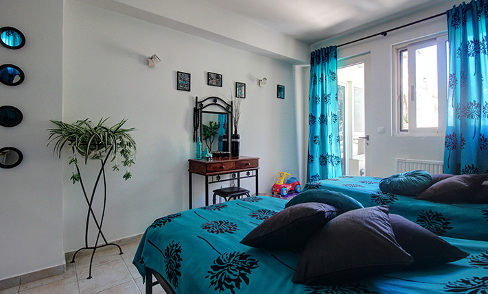 SELF-CONTAINED WITH PRIVATE GARDEN NEAR THE BEACH