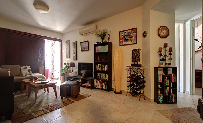 SELF-CONTAINED WITH PRIVATE GARDEN NEAR THE BEACH