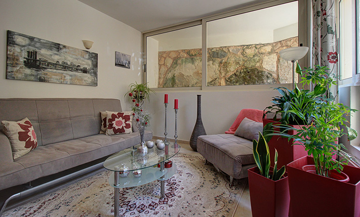 SELF-CONTAINED WITH PRIVATE GARDEN NEAR THE BEACH