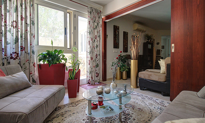 SELF-CONTAINED WITH PRIVATE GARDEN NEAR THE BEACH