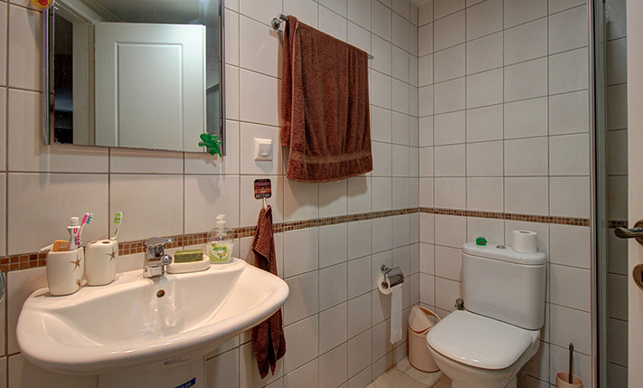 SELF-CONTAINED WITH PRIVATE GARDEN NEAR THE BEACH