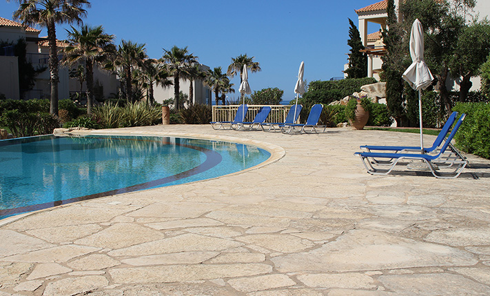 SELF-CONTAINED WITH PRIVATE GARDEN NEAR THE BEACH