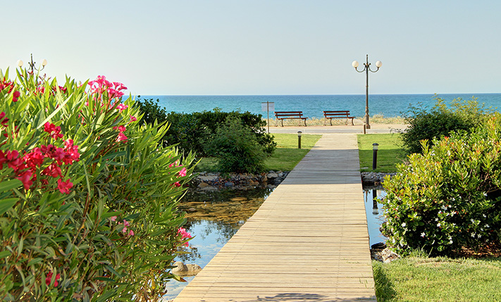 SELF-CONTAINED WITH PRIVATE GARDEN NEAR THE BEACH