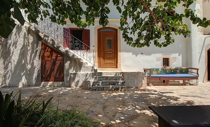 APARTMENT WITH PRIVATE TERRACE & MOUNTAIN VIEWS