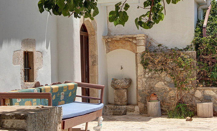APARTMENT WITH PRIVATE TERRACE & MOUNTAIN VIEWS