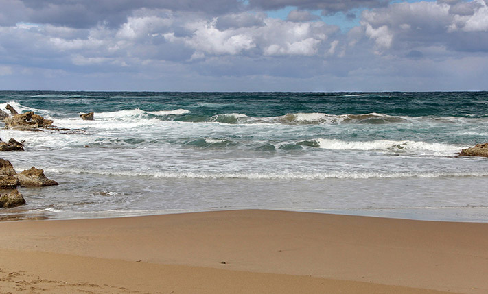 DIRECT BEACH ACCESS AND COMMERCIAL FACADE