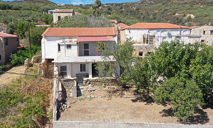 LARGE BUILDING WITH GUARANTEED SEA VIEWS