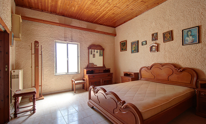 LARGE BUILDING WITH GUARANTEED SEA VIEWS