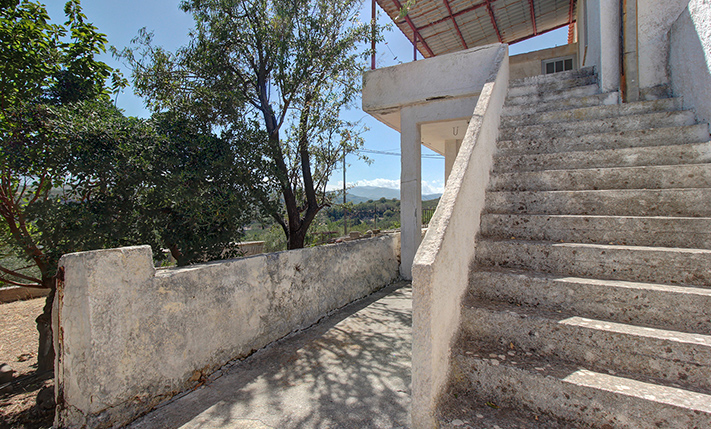 LARGE BUILDING WITH GUARANTEED SEA VIEWS