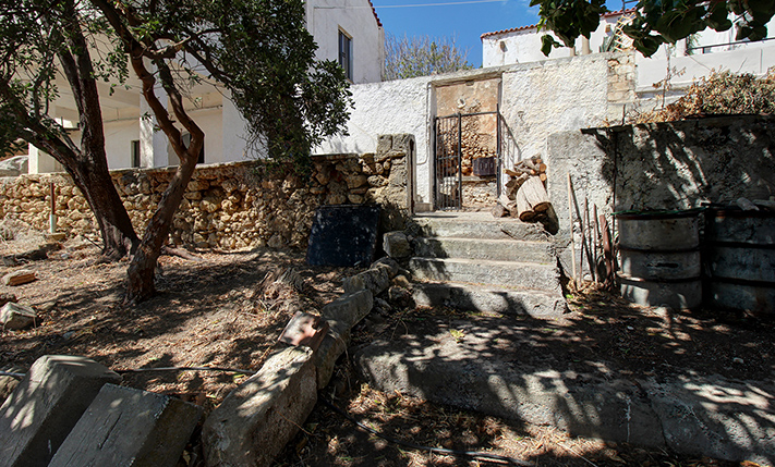 LARGE BUILDING WITH GUARANTEED SEA VIEWS