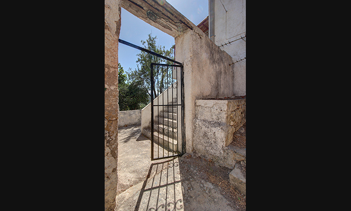 LARGE BUILDING WITH GUARANTEED SEA VIEWS