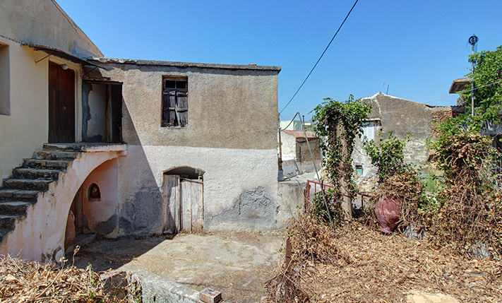 2-LEVEL UNCONVERTED STONE HOUSE WITH GARDEN