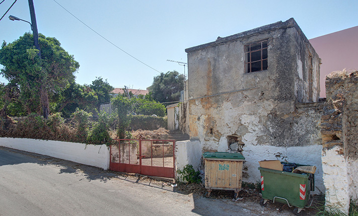 2-LEVEL UNCONVERTED STONE HOUSE WITH GARDEN