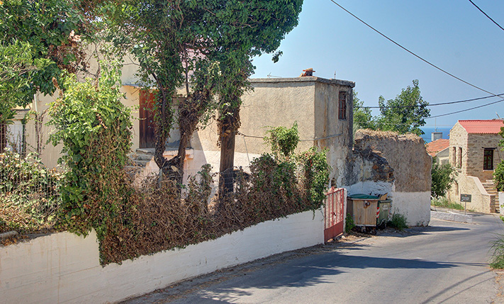2-LEVEL UNCONVERTED STONE HOUSE WITH GARDEN