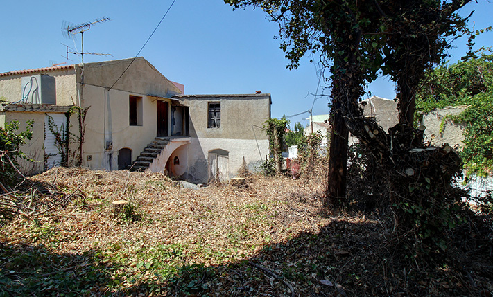2-LEVEL UNCONVERTED STONE HOUSE WITH GARDEN