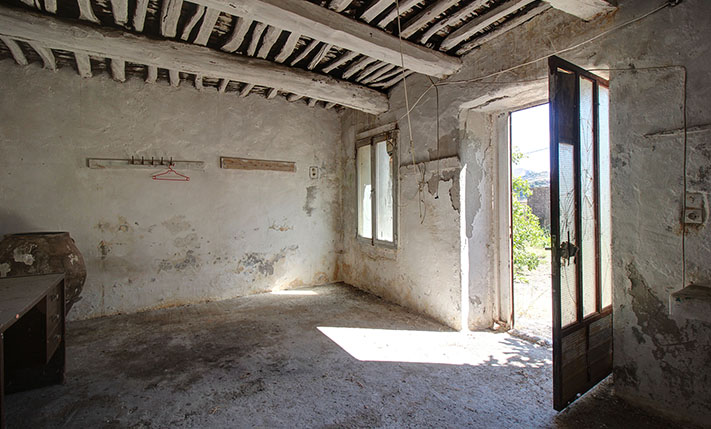 IN TRADITIONAL NEIGHBORHOOD SOUTH OF KISSAMOS