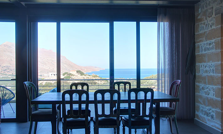 ΣΥΓΧΡΟΝΗ ΟΙΚΙΑ ΕΠΑΝΩ ΑΠΟ ΤΟΝ ΚΟΛΠΟ ΚΙΣΣΑΜΟΥ