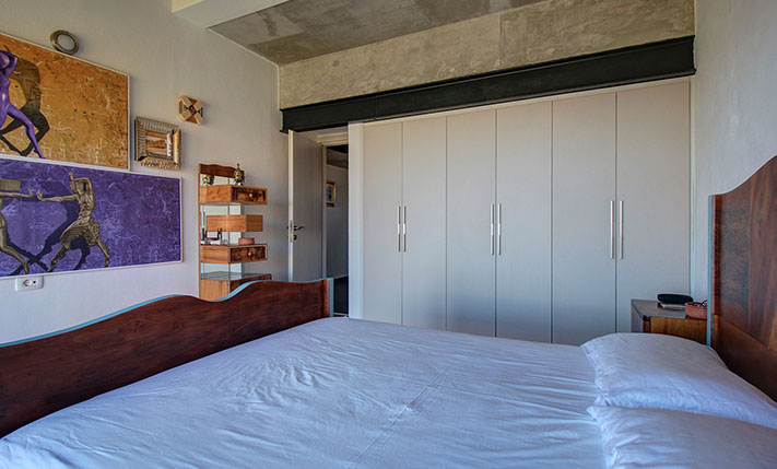 A CONTEMPORARY JEWEL OVER KISSAMOS BAY