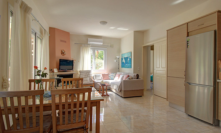 1-LEVEL WITH VIEWS ON A SQUARE WITH PLANE TREES