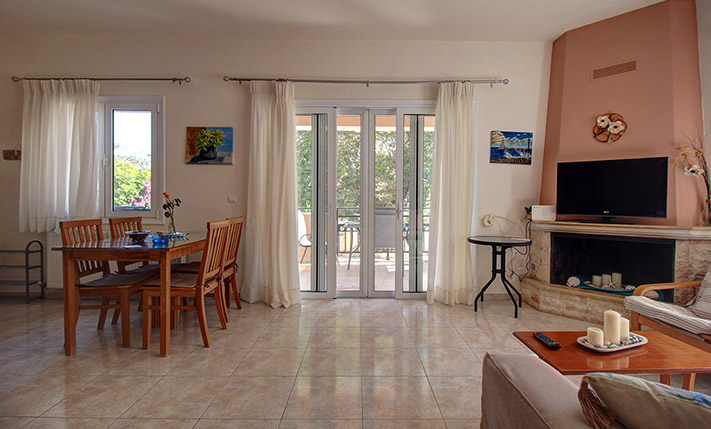 1-LEVEL WITH VIEWS ON A SQUARE WITH PLANE TREES