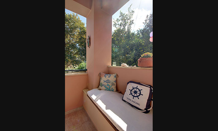 1-LEVEL WITH VIEWS ON A SQUARE WITH PLANE TREES