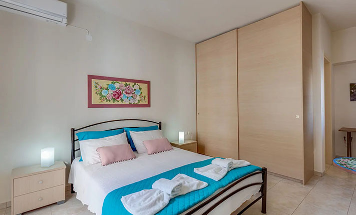 ΕG MIT BLICK AUF MALERISCHEN PLATZ MIT PLATANEN